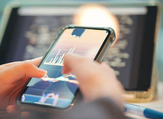 Investor überprüft den transparenten Prozess für Auszahlungen und Geldtransfers