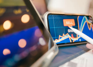 Händler für mehrere Märkte, der Bitcoin-, Ethereum- und Forex-Optionen untersucht